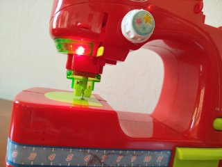 Máquina de coser de juguete y cesta