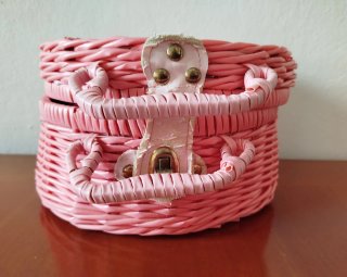 Máquina de coser de juguete y cesta