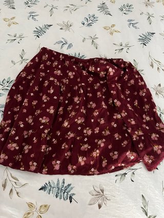 Falda corta floral con volantes