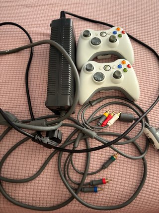Accesorios Xbox 360: Adaptador AC y mandos piezas
