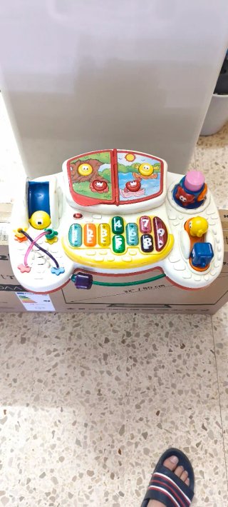 Juego infantil con botones y figuras