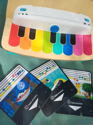 Piano Baby Einstein Hape con 3 partituras