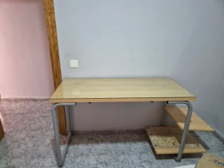 Escritorio de madera y cristal