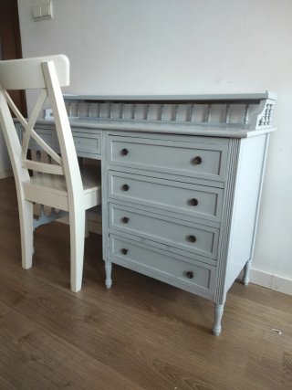 Escritorio y silla de madera