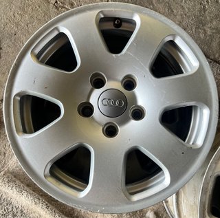 Llantas Audi A4 5 Agujeros Están casi nuevas