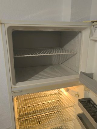 Nevera blanca con congelador que enfría de verdad