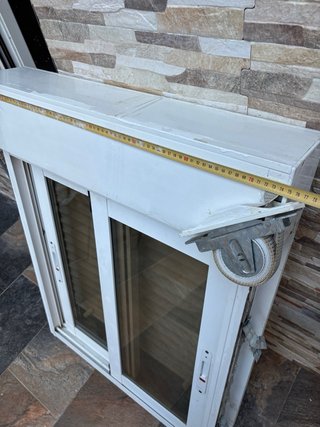 Ventana corredera blanca con persiana