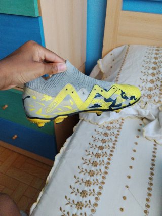 Zapatos de fútbol Puma grises y amarillos