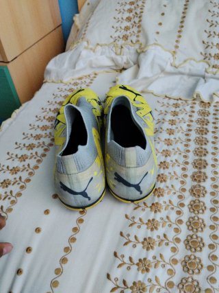 Zapatos de fútbol Puma grises y amarillos