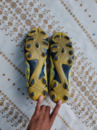 Zapatos de fútbol Puma grises y amarillos
