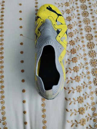 Zapatos de fútbol Puma grises y amarillos
