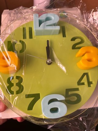 Reloj decorativo números coloridos