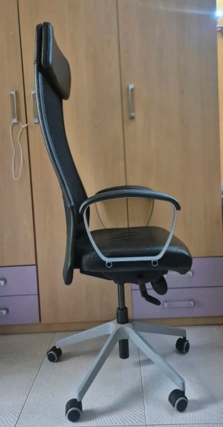 Silla de oficina ergonómica negra