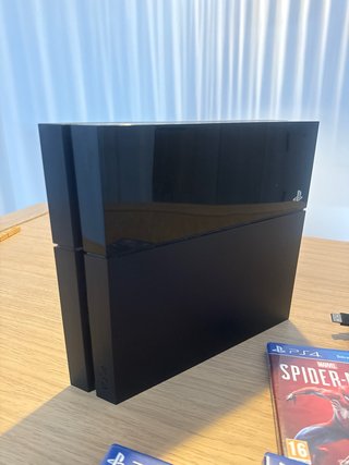 PS4 (PlayStation 4) Negra + 4 Juegos 400gb