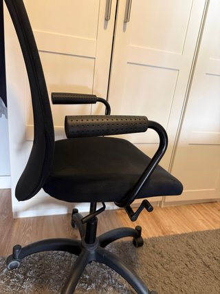 Silla de escritorio negra con ruedas