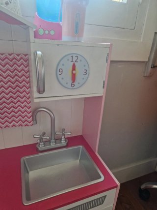 Cocinita de madera rosa con accesorios