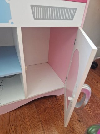 Cocinita de madera rosa con accesorios