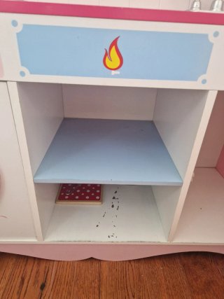 Cocinita de madera rosa con accesorios