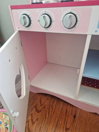 Cocinita de madera rosa con accesorios