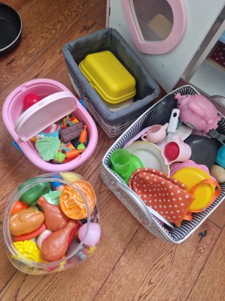Cocinita de madera rosa con accesorios
