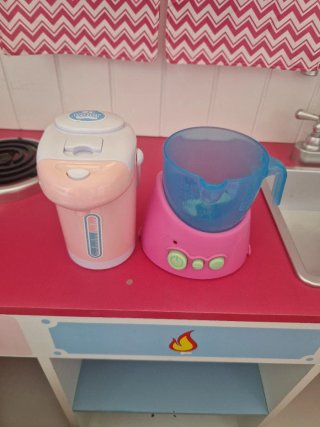 Cocinita de madera rosa con accesorios