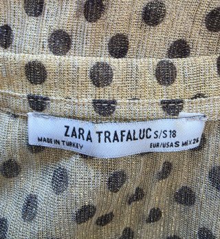 Blusa dorada con lunares negros talla S