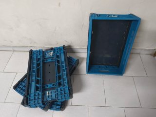 Cajas plegables  de plástico azules y negras