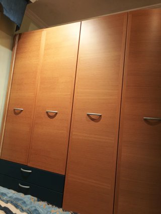 Armarios, mesita, cama y estantería dormitorio