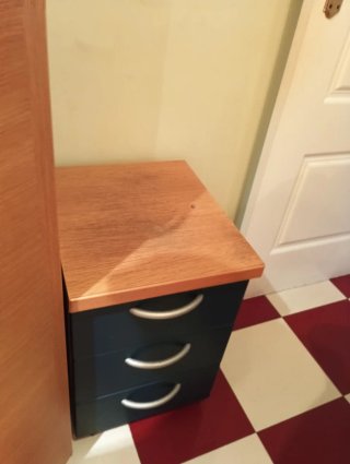 Armarios, mesita, cama y estantería dormitorio