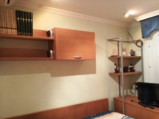 Armarios, mesita, cama y estantería dormitorio