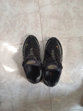 Nike Air Max 95 Negro y Dorado