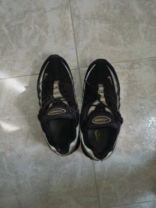 Nike Air Max 95 Negro y Dorado