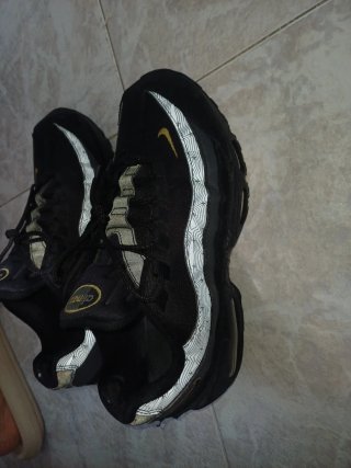 Nike Air Max 95 Negro y Dorado