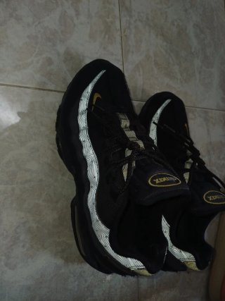 Nike Air Max 95 Negro y Dorado