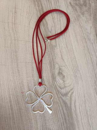 Collar trébol rojo y plateado
