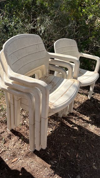 Silla de plástico blanca exterior