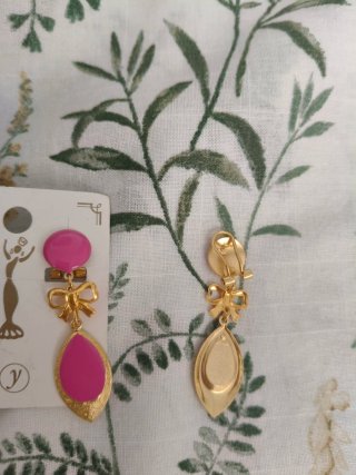 Pendientes Flamenca Dorados y fucsia. Broche Omega