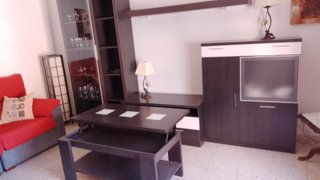 Salón completo: sofá, mesa y sillas