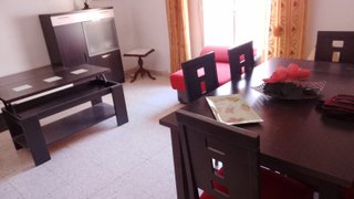 Salón completo: sofá, mesa y sillas