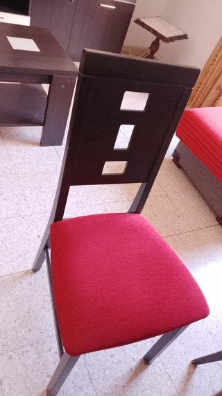 Salón completo: sofá, mesa y sillas
