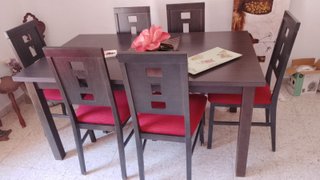 Salón completo: sofá, mesa y sillas