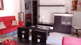 Salón completo: sofá, mesa y sillas