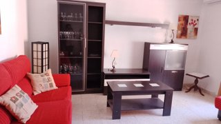Salón completo: sofá, mesa y sillas