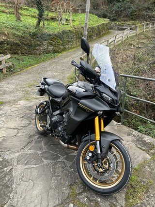 Yamaha Tracer 9 GT Negra y Dorada