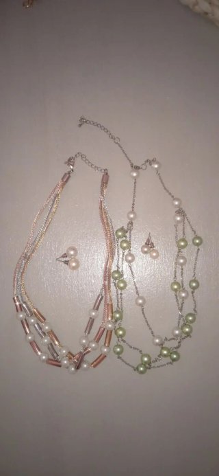 2 Collares Cortos Perlas y Tubos Dorados/Plateados