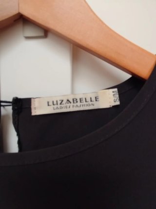 Blusa negra volantes oversize LUZABELLE