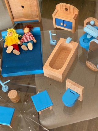 Muebles de madera para casa de muñecas