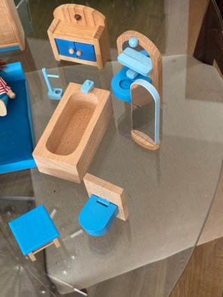 Muebles de madera para casa de muñecas