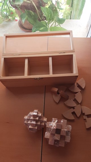 Caja de madera con juegos de ingenio