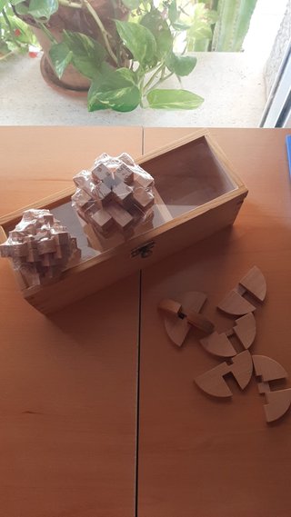Caja de madera con juegos de ingenio
